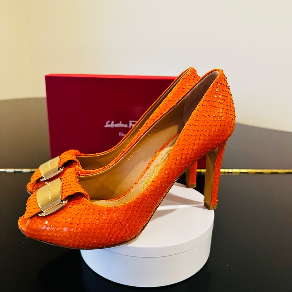 NWT Luxury Classic Chic RARE Authentic Salvatore Ferragamo Orange Python Pumps - Picture 3 of 17